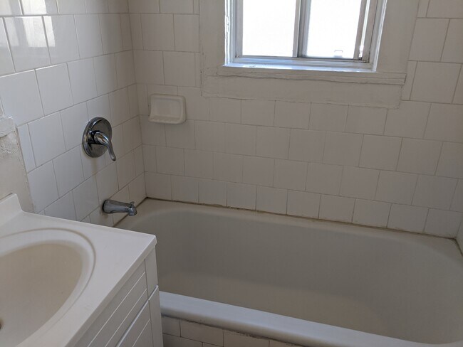 Baño - 206 N New Hampshire Ave