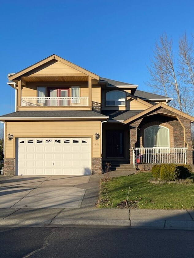 Foto principal - 7bdrm, 3.5 bthrm! 3184 sq ft! 2 Master bed...