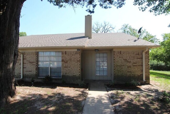 Building Photo - Remodeled 3 Bedroom, 2 Bathroom Duplex in ...