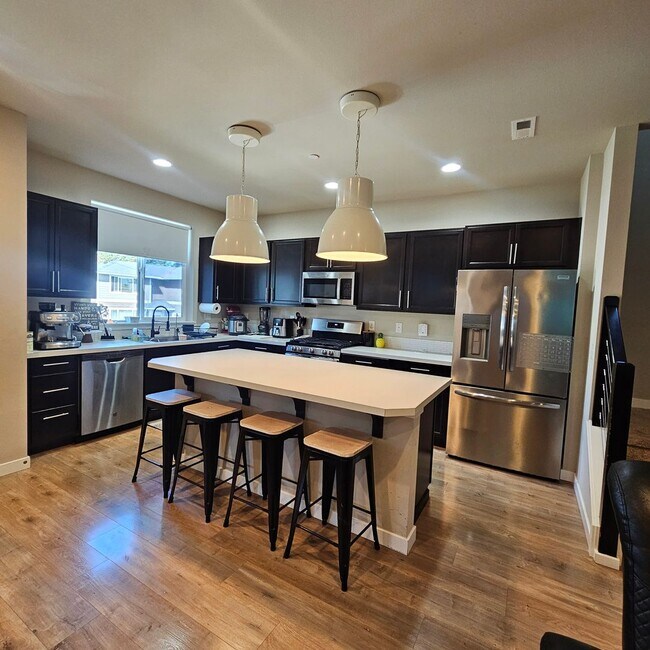 Foto del edificio - Beautiful 3-Bedroom Home Near Bases & Ferries with Fully Fenced Yard