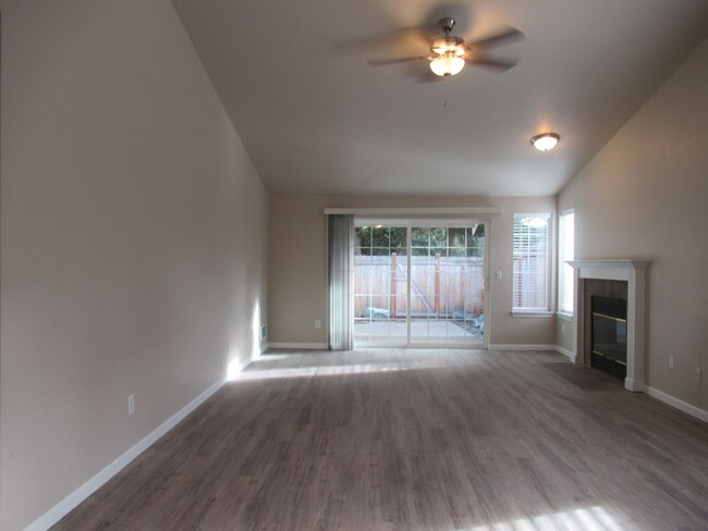 Foto del edificio - Updated 3 bedroom, 2 bathroom townhome in ...