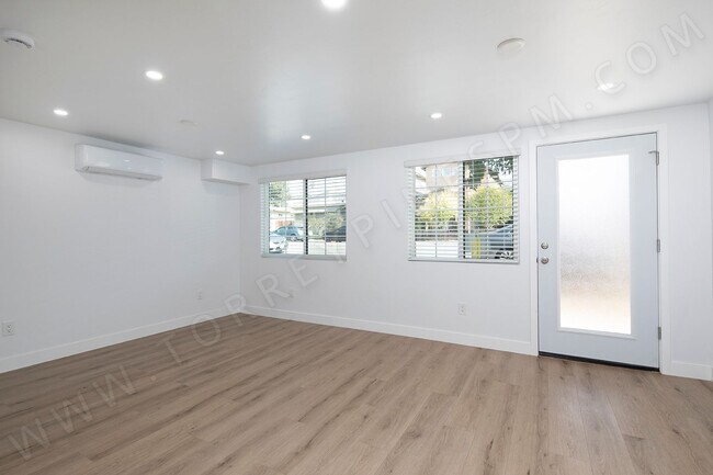 Foto del edificio - NEW Studio with In-Unit Laundry, Assigned ...