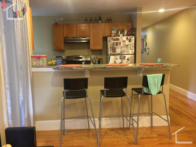 Building Photo - 9/1 Sunny, renovated Egmont St 3BR with heat inc!