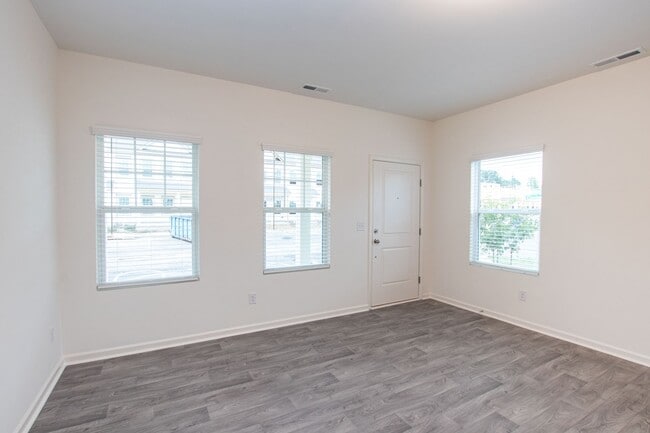 Building Photo - BEAUTIFUL 2 Bedroom Townhome in Midland Av...