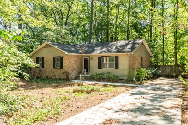 Renovated 3 Bed Ranch Style with large Fenced-in yard! - Renovated 3 Bed Ranch Style with large Fenced-in yard! House