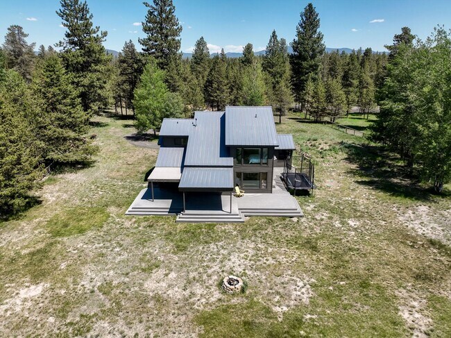 Building Photo - CENTRAL OREGON STUNNER!! PICTURE PERFECT P...