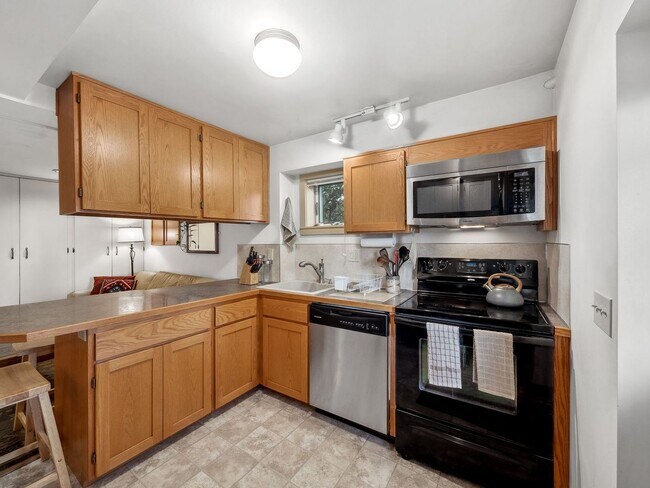 Building Photo - Super Sweet, Fully Furnished, Centrally Lo...
