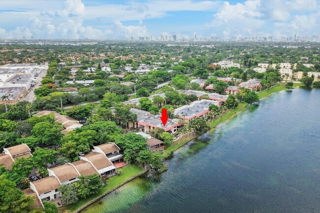 Foto del edificio - 740 NE 199th St