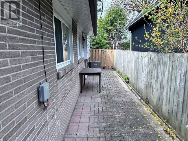 Building Photo - 55 Munson Crescent