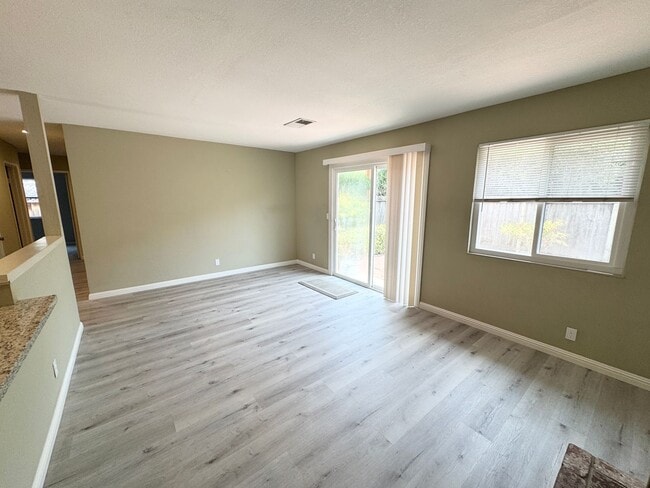 Foto del edificio - Perfect Shape Single Family Home in Dublin with many upgrades