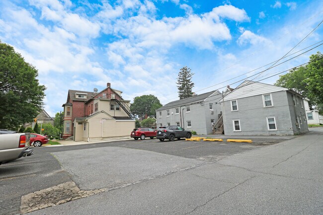 Building Photo - 609 S High St