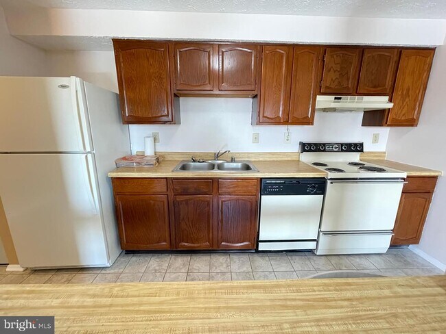 Building Photo - 830 Heather Ridge Dr
