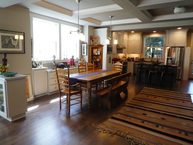 Building Photo - 1212 SE Harney St