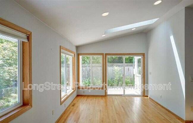 Foto del edificio - 3558 NW Fillmore Ave