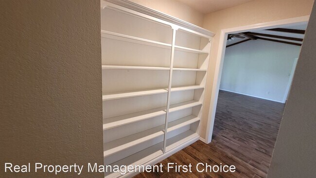 Building Photo - 4 br, 3 bath House - 9200 Rogers Ave