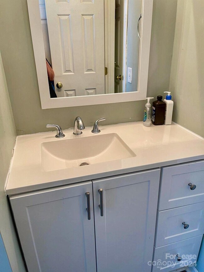 Foto del edificio - 1101 E Morehead St