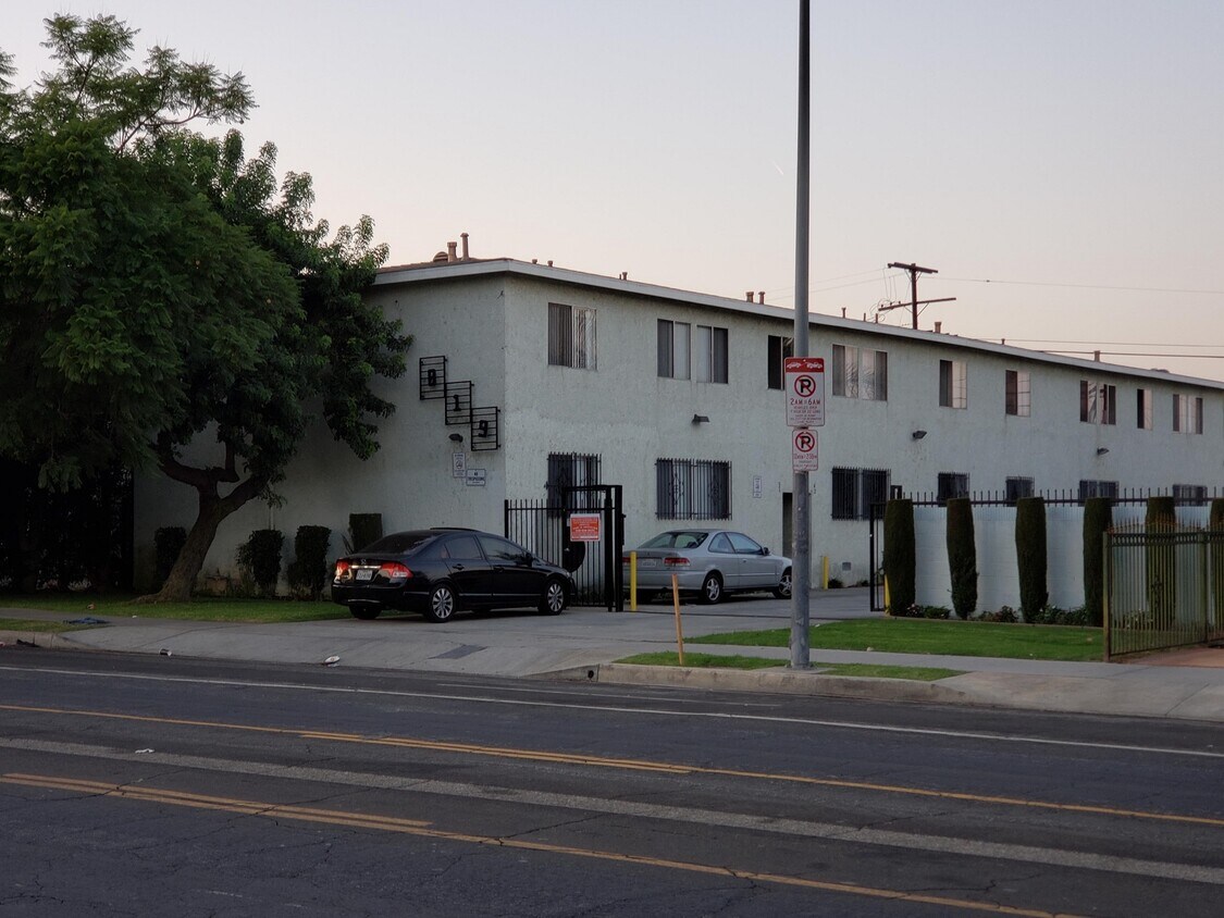 Foto del edificio - 819 East 120th St