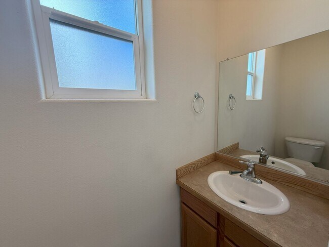 Foto del edificio - FANTASTIC 3 BEDROOM AND 2.5 BATHROOM TOWNHOUSE IN REDMOND!