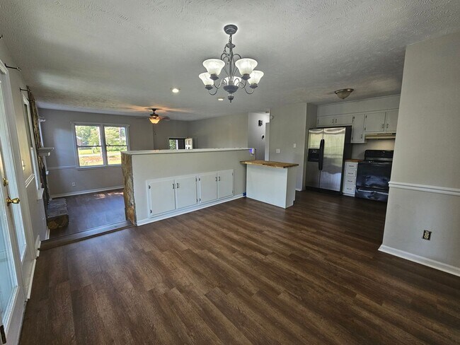 Foto del edificio - 792 Whispering Pines Rd