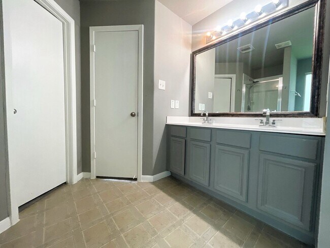 Foto del edificio - 1410 Danby Heath Ln
