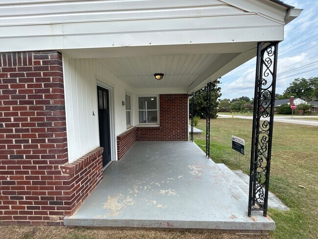 Building Photo - 999 Seminole Dr
