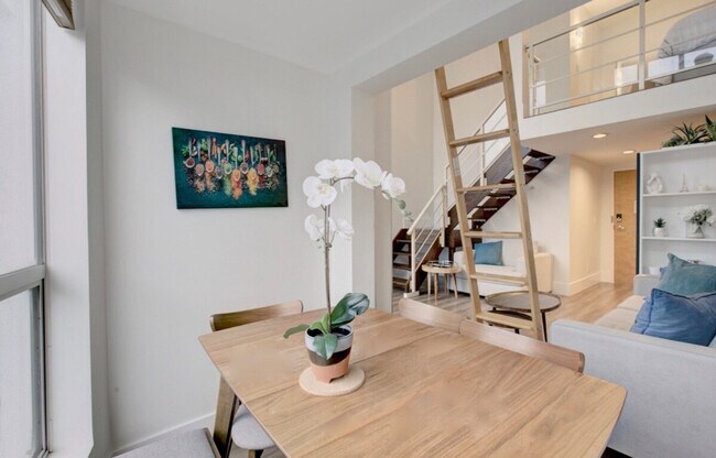 Building Photo - 933 Seymour St