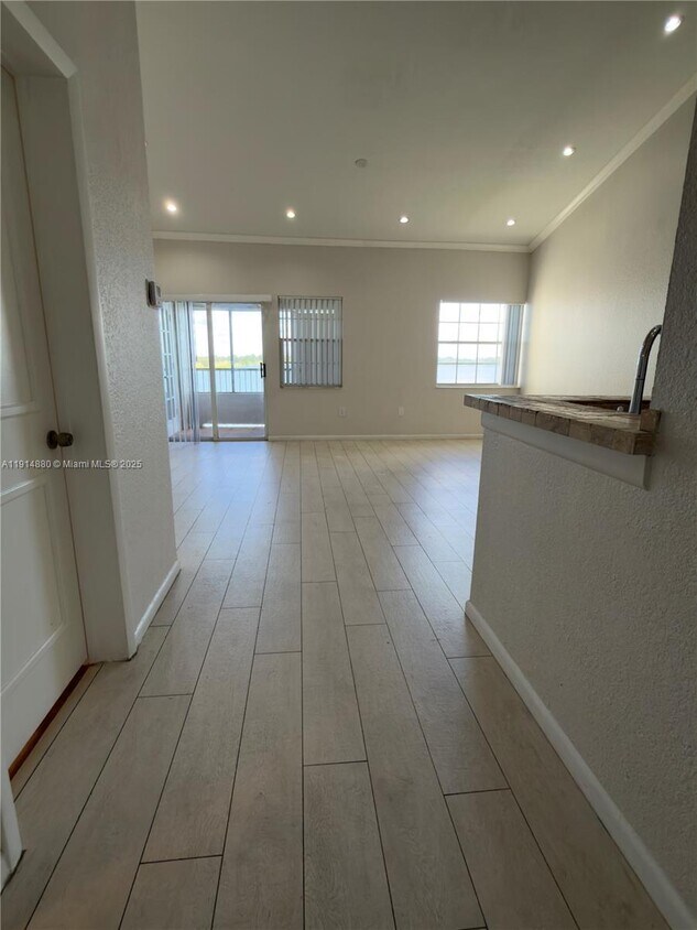 Foto principal - 2831 N Oakland Forest Dr