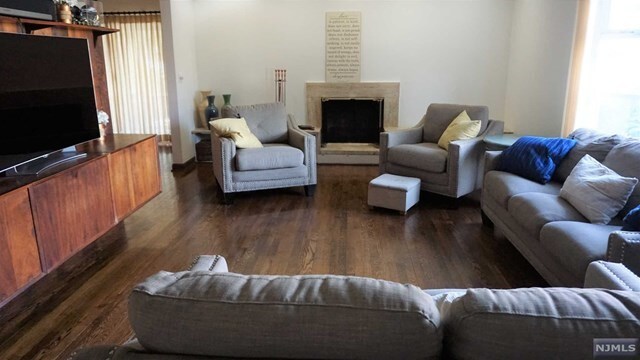 Building Photo - 112 E Grand Ave