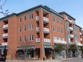 Building Photo - 4500 Pretty Lake Ave