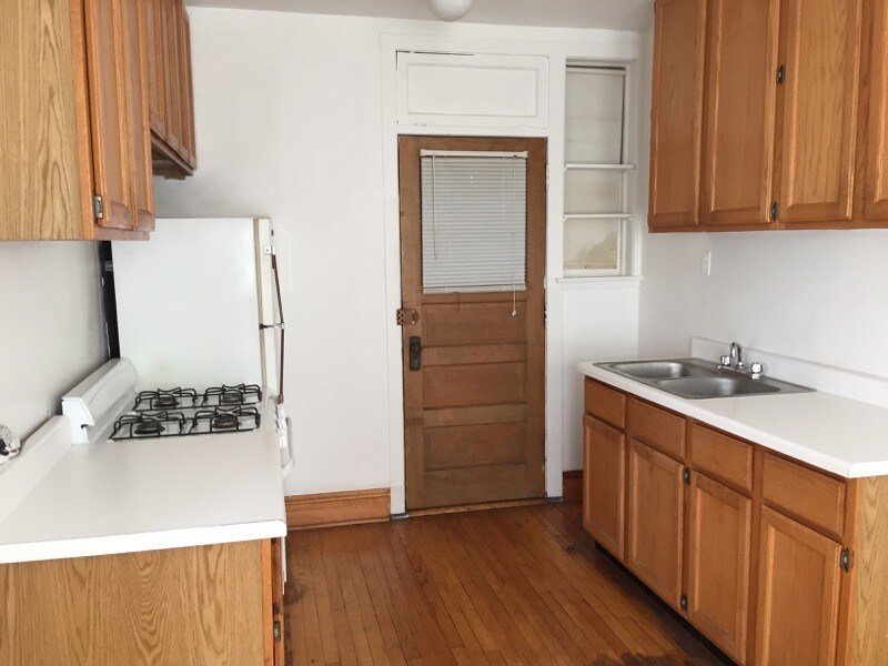 Primary Photo - 1066 W Cornelia Ave