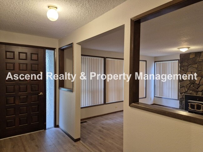 Building Photo - One Level Ranch Greenway Neighborhood Fenc...