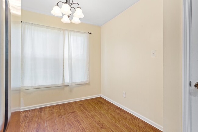 Building Photo - 2034 Ealing Crescent