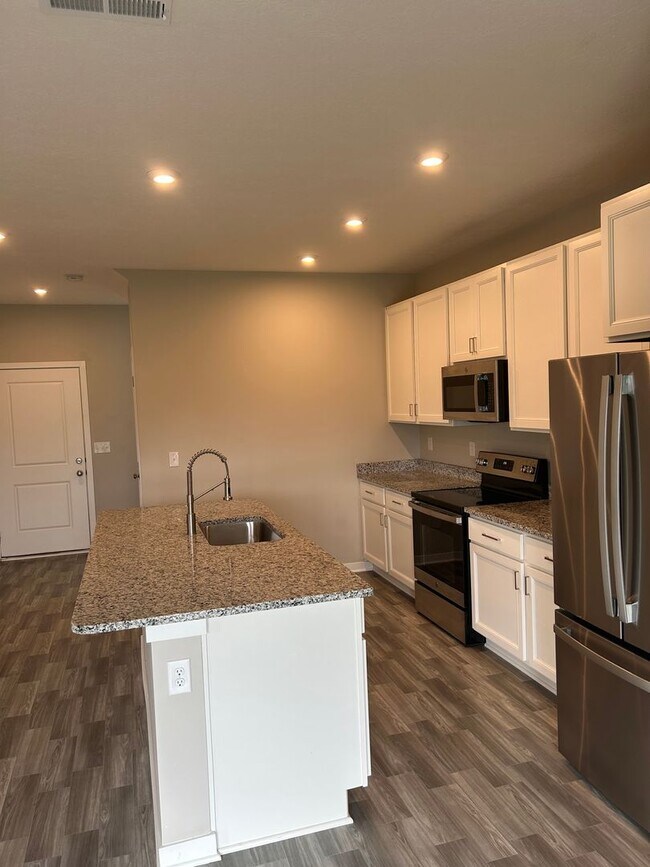 Foto del edificio - Must See New Construction In Mount Washing...