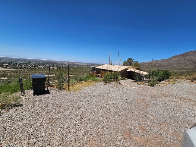 Building Photo - Unique location, breathtaking views, wonde...