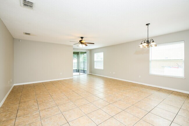 Building Photo - 220 Daigledog St