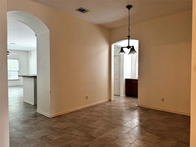 Building Photo - 304 Valona Loop