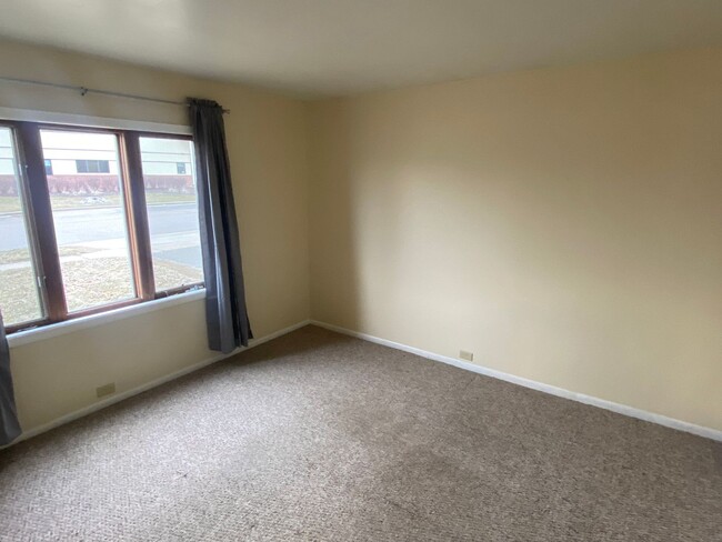 Building Photo - 2 BR Ranch Style Home with Off-Street Parking