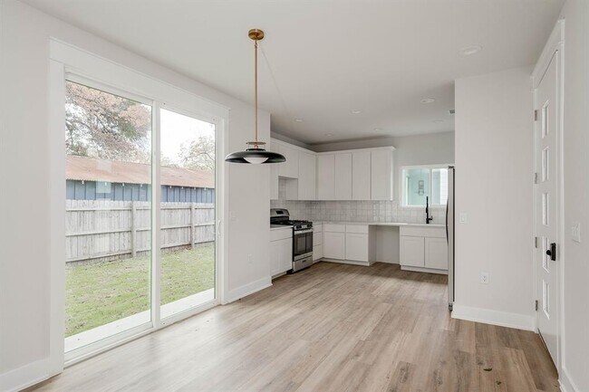 Foto del edificio - 1004 Ellingson Ln