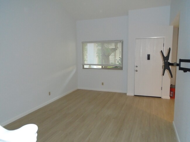 Foto del edificio - Remodeled South San Jose Townhouse, dog fr...