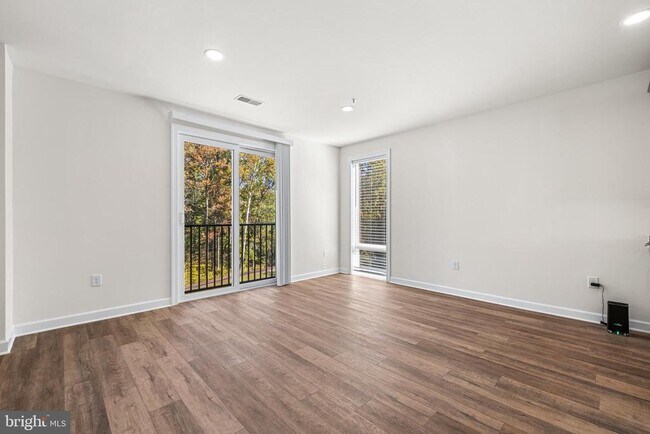 Foto del edificio - 900 Gilbert Rd