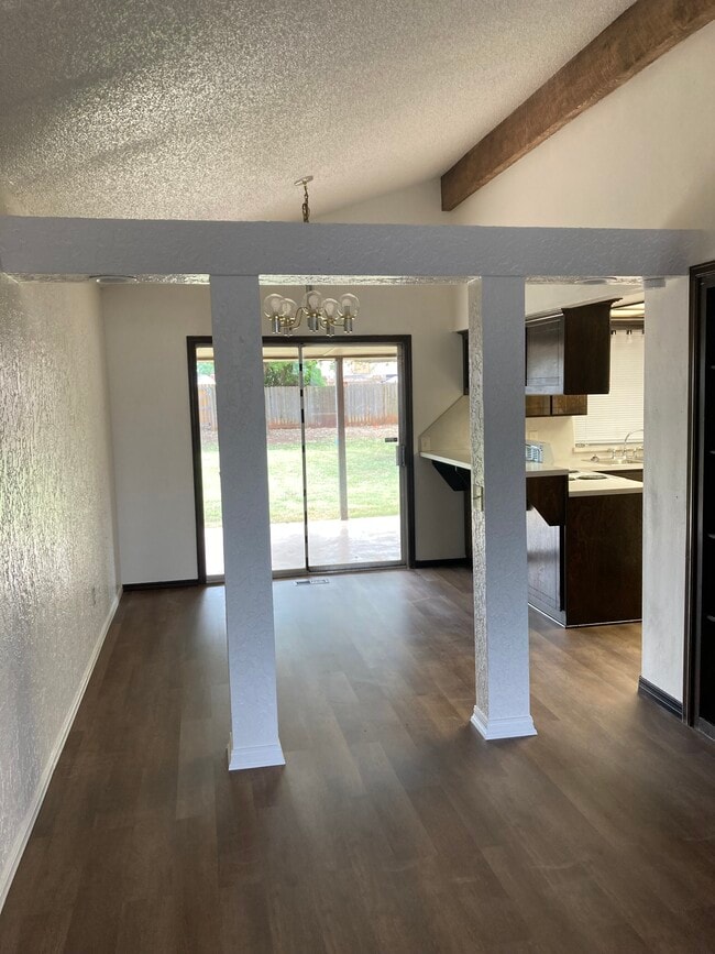 Área de comedor - 1400 Val Genes Rd