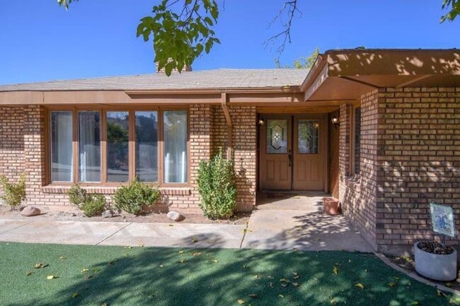 Foto del edificio - Beautifully remodeled 4 bedroom home with fully fenced backyard in Bloomington Hills with RV parking