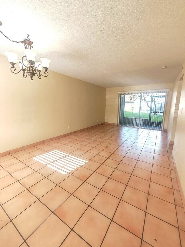 Foto del edificio - Charming 1 Bedroom / 1 Bathroom Condo – First Floor Unit with Florida Room in a Gated Community.
