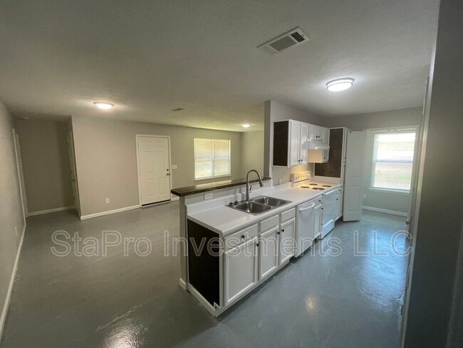 Building Photo - 158 Village Pl