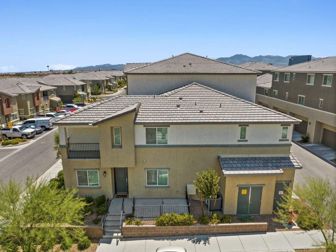 Primary Photo - Beautiful 3 BR 2.5 BA Townhouse built in 2...