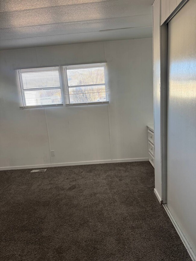 Building Photo - SALINA RENTALS - TRLR #4