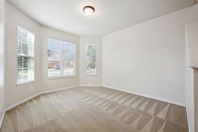 Foto del edificio - 1310 Oakcrest Ct