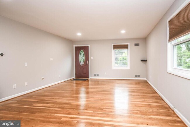Foto del edificio - 3709 Lawrence Ave
