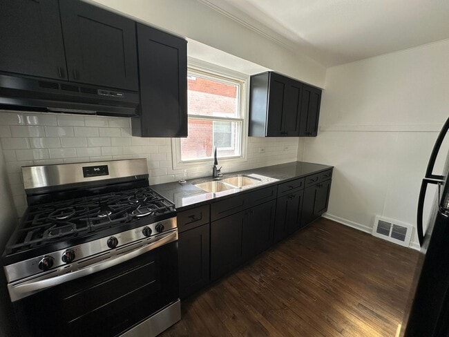 Foto del edificio - FREE APPLICATION!! Beautiful 4 bedroom hou...