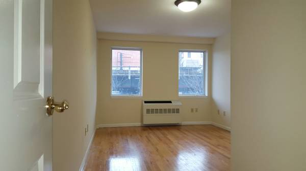 Building Photo - 2838 Stillwell Ave